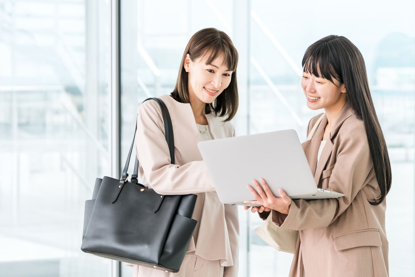 報告や打ち合わせをするビジネスパーソン