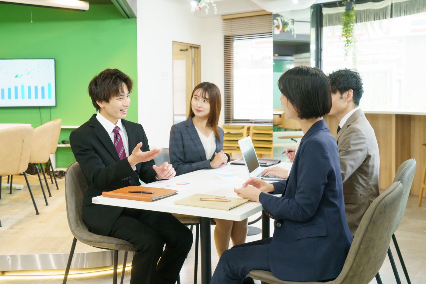 オフィスで打ち合わせをする若い営業チーム